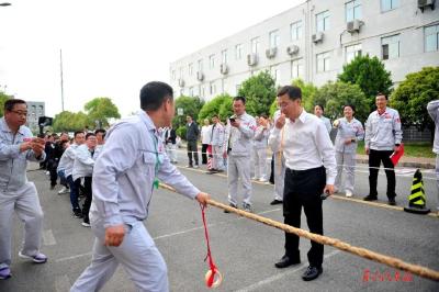 东风股份制造总部“突破杯”拔河比赛举行