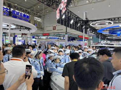 “小小警察”爱东风警车