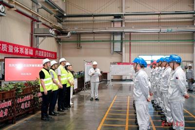 公司工会在十堰基地送荣誉到基层
