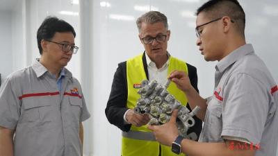 东风有限副总裁詹姆斯·库克调研东风马勒