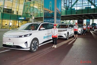 奕派科技2025开学季公益行：为近两万新生提供免费接送服务