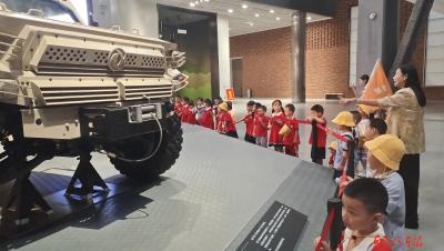 在孩子们心中播下爱国强军的种子