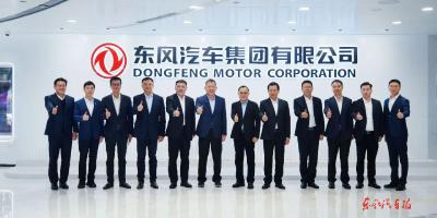 杨青、冯长军与中国长安汽车董事长、党委书记朱华荣座谈交流