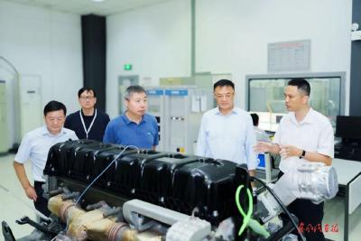 尤峥到东风商用车技术中心调研指导工作