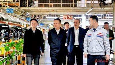 黄勇在神龙汽车调研