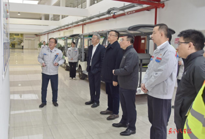 尤峥在神龙公司成都工厂调研