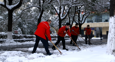 东风康明斯“清雪大军”全力奋战保畅通