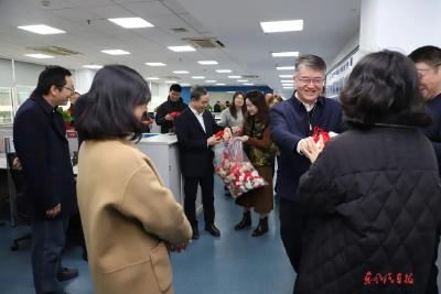 公司商用车事业部把荣誉送到岗位