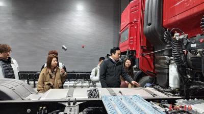 东风商用车主播“充电”忙