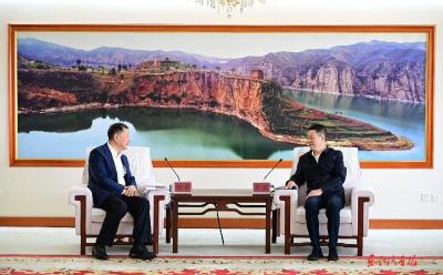 杨青与鄂尔多斯市委书记李理座谈