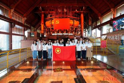 东风青年走进宝武集团