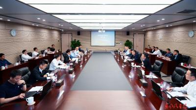 冯长军与中国信科党委书记、董事长何书平交流