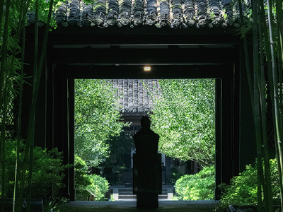 程颐：求之性情，固是切于身。然一草一木皆有理，须是察