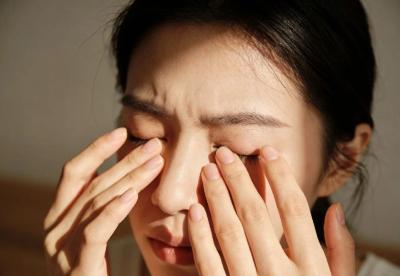 眼皮浮肿是没睡好？别大意！有可能是这4种疾病信号