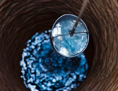 老舍：深入生活好比挖井，虽然直径不大，可是能够穿透许多层土壤