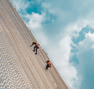 毛泽东：世上无难事，只要肯登攀