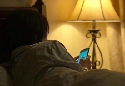 别再侧躺刷手机了！你的眼睛正在悄悄“失衡”