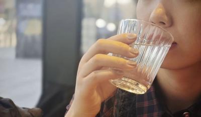 28岁确诊肾衰竭！医生痛心提醒：7个伤肾习惯，很多人每天都在重复