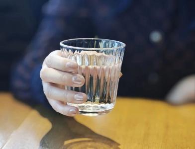 别再盲目喝水了！你喝水是“生津液”还是“积湿气”？医生一句话点醒