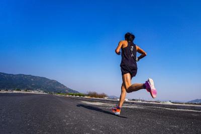 年纪轻轻脸先垮了？这5大行为正在加速你的衰老