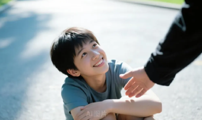 和孩子站在一起打败问题